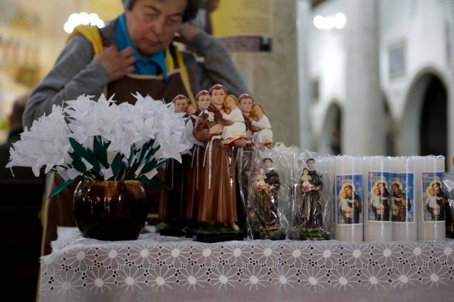 Imagens do santo são vendidas de 3 a 60 reais Imagens do santo são vendidas de 3 a 60 reais