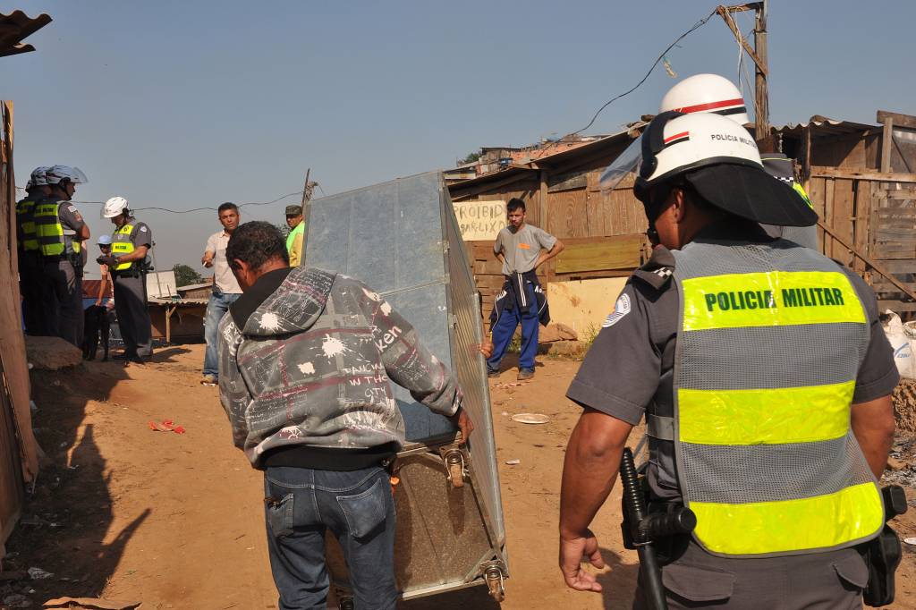 Moradores ainda desmontam barracos na Comunidade Nelson Mandela