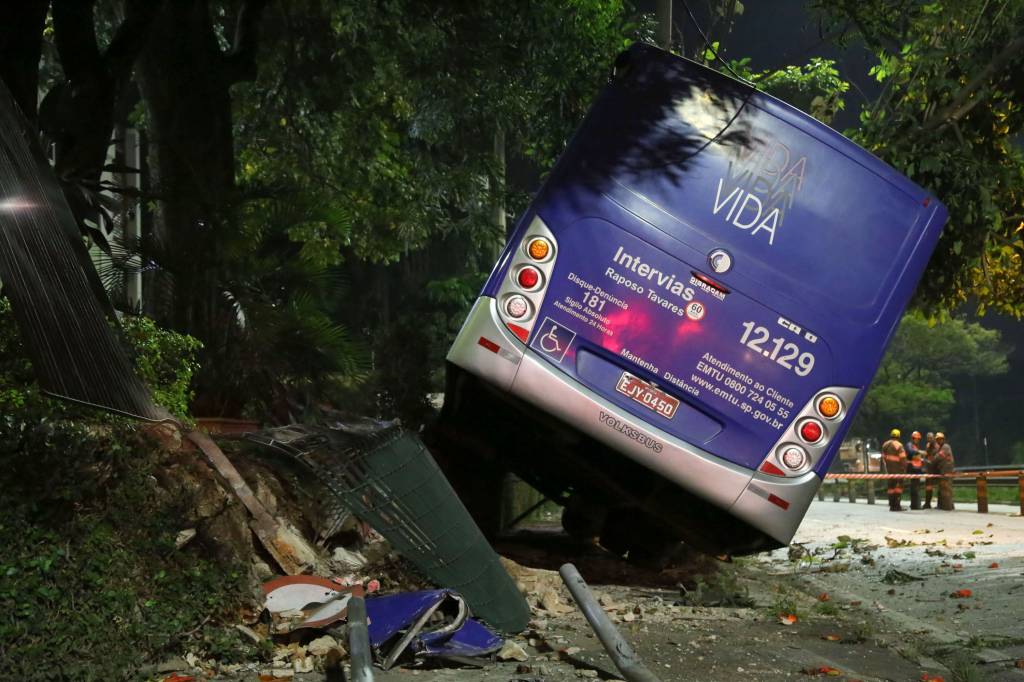 Ônibus invade calçada e bate em mureta na Zona Oeste