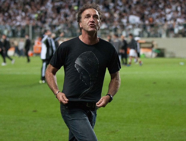 Técnico brasileiro é agredido por árbitro na China