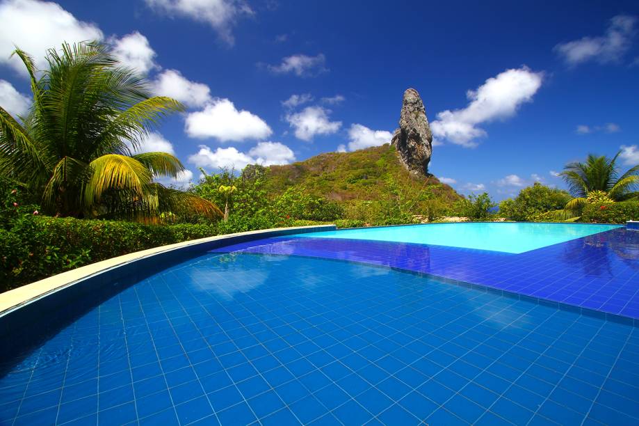 A piscina da Pousada Zé Maria: diante do morro do Pico