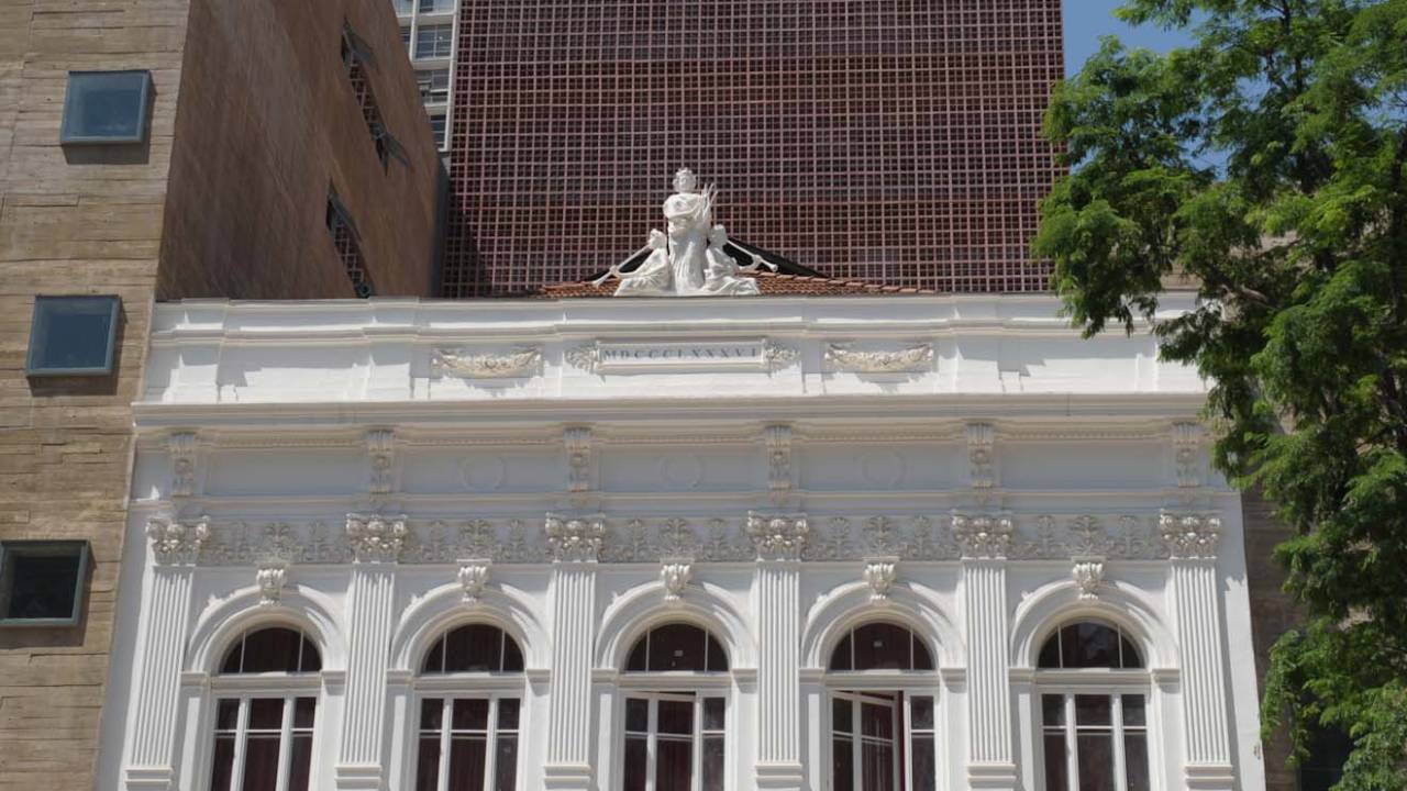 Fachada da Praça das Artes