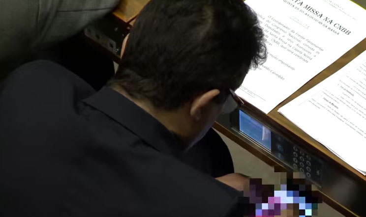 “O celular é meu”, diz deputado flagrado com vídeos pornográficos