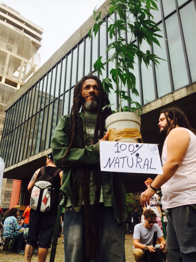 Artesão com vaso de maconha vira atração na Paulista