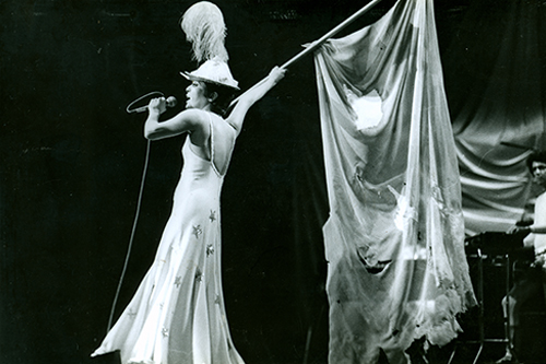 Em 1976, também no show Falso Brilhante: com ambiente circense, o espetáculo tinha o objetivo de contar a história da cantora e foi realizado cerca de 1200 vezes entre 1975 e 1977 Em 1976, também no show Falso Brilhante: com ambiente circense, o espetáculo tinha o objetivo de contar a história da cantora e foi realizado cerca de 1200 vezes entre 1975 e 1977
