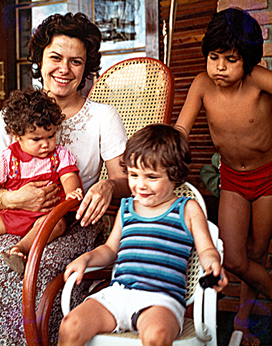 Na casa da Serra da Cantareira com os três filhos em 1978 Na casa da Serra da Cantareira com os três filhos em 1978