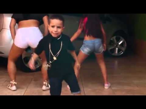 Trecho do clipe do hit "Tapa na Bunda". Ao lado do garoto, a prima Yasmin, de 12 anos, e Mayara, 19, amiga da família