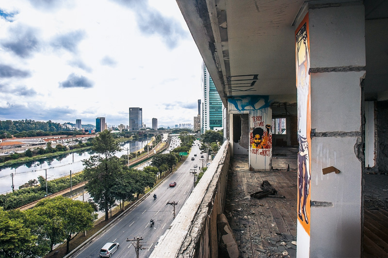 Ocupação do prédio do Banco Santos mexe com rotina do Jardim Paulistano