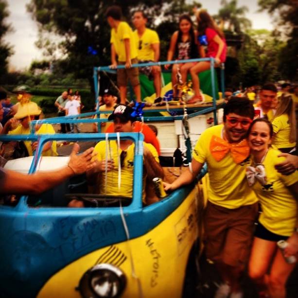 O usuário @gaveiga registrou o desfile, pelas ruas da Vila Madalena, do Camarote na Kombi O usuário @gaveiga registrou o desfile, pelas ruas da Vila Madalena, do Camarote na Kombi