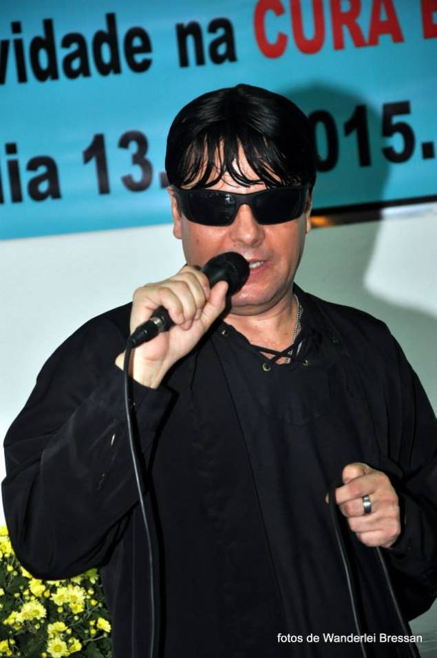 O médium Rogério H. Leite canta um sucesso de Raul Seixas no lançamento de "Metamorfose da Alma", uma "autobiografia psicografada", no Recanto de Luz Irmã Scheilla, em Ribeirão Pires, em 21 de fevereiro O médium Rogério H. Leite canta um sucesso de Raul Seixas no lançamento de "Metamorfose da Alma", uma "autobiografia psicografada", no Recanto de Luz Irmã Scheilla, em Ribeirão Pires, em 21 de fevereiro
