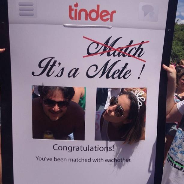 Sucesso do final de semana, a fantasia de Tinder (app de paquera) circulou pelos blocos Sucesso do final de semana, a fantasia de Tinder (app de paquera) circulou pelos blocos