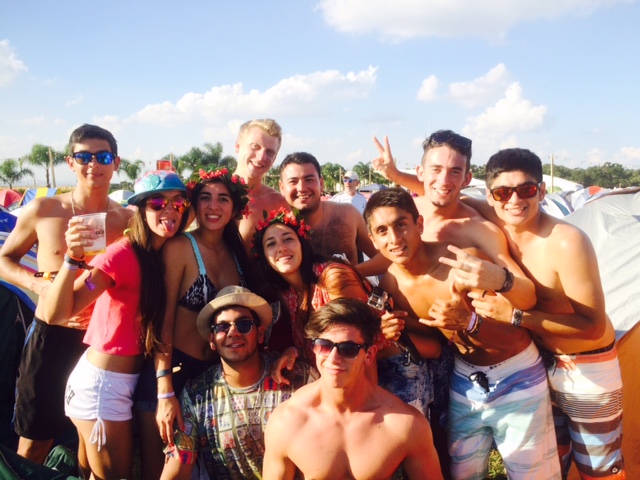 Rosário Sosa e Florência Galati (de boné): acampamento no Tomorrowland se transforma em ponto de encontro Rosário Sosa e Florência Galati (de boné): acampamento no Tomorrowland se transforma em ponto de encontro