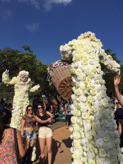 Tomorrowland Brasil: estrangeiros e brasileiros aproveitam o festival para fazer novas amizades Tomorrowland Brasil: estrangeiros e brasileiros aproveitam o festival para fazer novas amizades