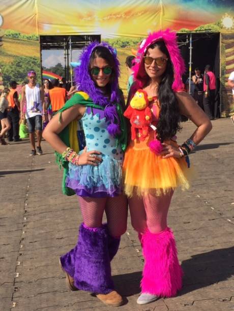 Enquanto o frio não chega: mulheres no Tomorrowland apostam em fantasias e adereços para curtir a festa em Itu