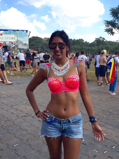 Sutiã ou biquíni? As meninas no Tomorrowland apostam em adereços para curtir a festa em Itu Sutiã ou biquíni? As meninas no Tomorrowland apostam em adereços para curtir a festa em Itu