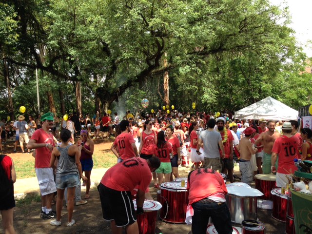 Clima familiar no bloco Confraria do Pasmado, na Vila Madalena Clima familiar no bloco Confraria do Pasmado, na Vila Madalena