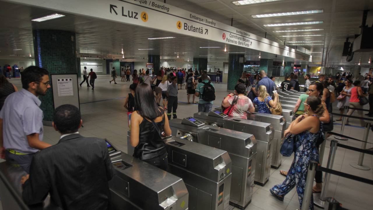 Imagem mostra catraca do metrô República
