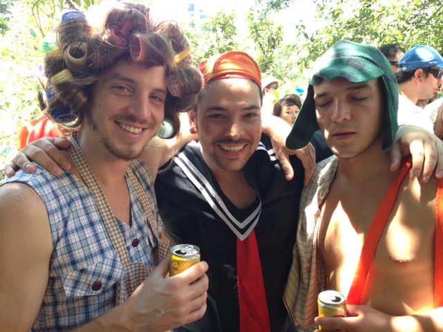 Amigos fantasiados de personagens da série <em>Chaves</em> no bloco Bangalafumenga Amigos fantasiados de personagens da série <em>Chaves</em> no bloco Bangalafumenga