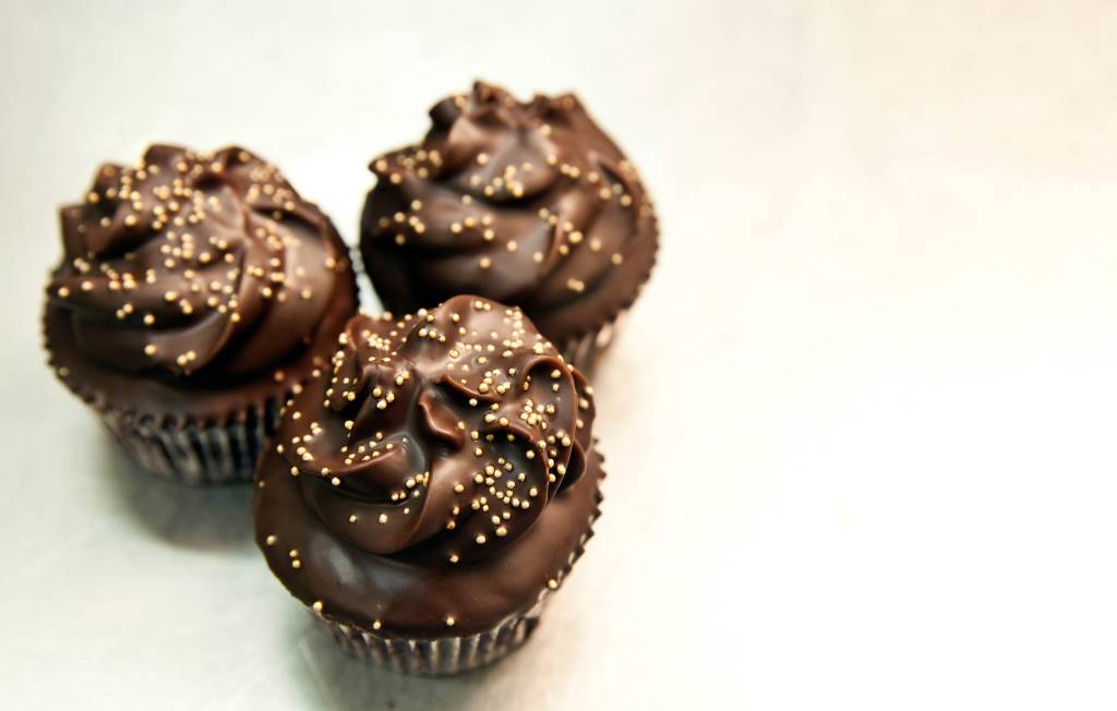 Aprenda a fazer um cupcake de chocolate com doce de leite
