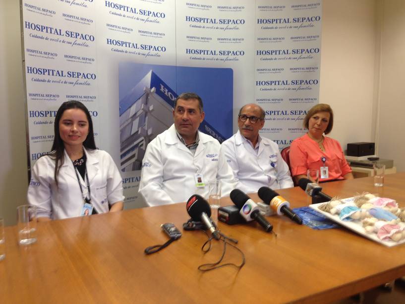 Parte da equipe médica responsável pelo parto e pelo acompanhamento dos quíntuplos: a pediatra Emanuele Figueira, os coordenadores do departamento de ginecologis Carlos Del Roy e Raimundo Nunes e a superintendente operacional Luci Usberco Parte da equipe médica responsável pelo parto e pelo acompanhamento dos quíntuplos: a pediatra Emanuele Figueira, os coordenadores do departamento de ginecologis Carlos Del Roy e Raimundo Nunes e a superintendente operacional Luci Usberco