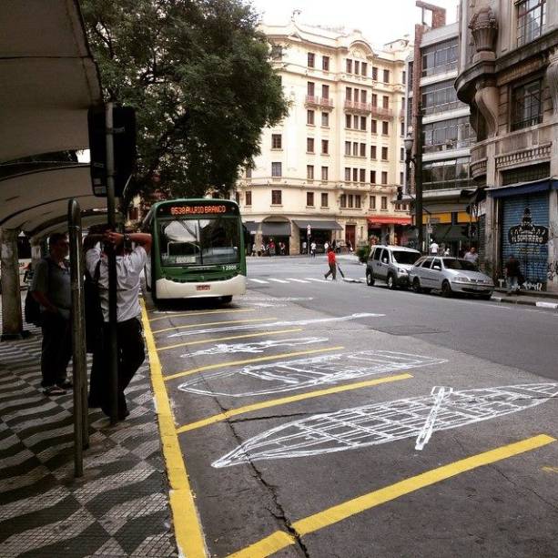 O estacionamento fantasma ocupa terminal de ônibus onde árvores foram cortadas