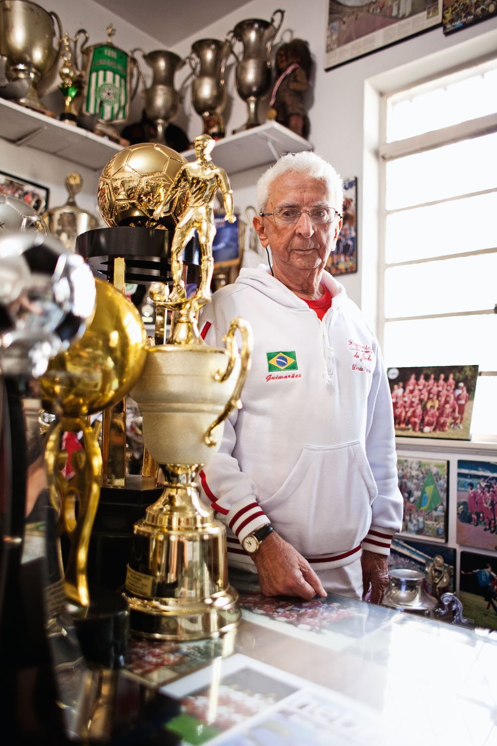 Aos 82 anos, treinador comanda escola de futebol na ativa desde 1970