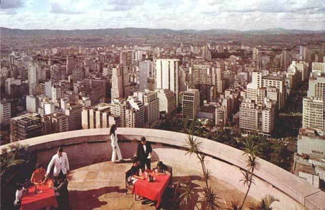 Terraço Itália: ainda sem o 42º andar, as mesas ficavam em área aberta Terraço Itália: ainda sem o 42º andar, as mesas ficavam em área aberta