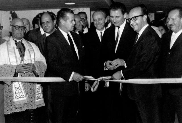 Terraço Itália: inauguração com o prefeito Faria Lima e o proprietário, Evaristo Comolatti Terraço Itália: inauguração com o prefeito Faria Lima e o proprietário, Evaristo Comolatti