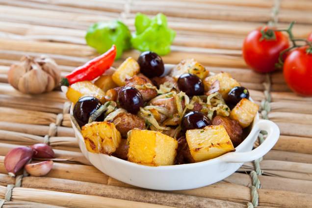 Tiro Liro concorre com os cubos de carne marinados e fritos na gordura, servidos com abacaxi e uva (R$ 22,00) Tiro Liro concorre com os cubos de carne marinados e fritos na gordura, servidos com abacaxi e uva (R$ 22,00)