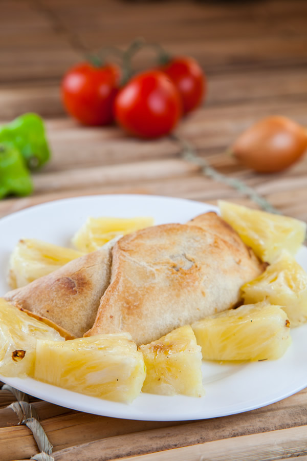 Bar do Seu Zé serve empanada recheada com carne moída e acompanhada de abacaxi (R$ 6,75) Bar do Seu Zé serve empanada recheada com carne moída e acompanhada de abacaxi (R$ 6,75)