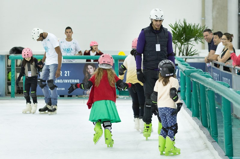 Pista de patinação no gelo montada no Parque Shopping Maia