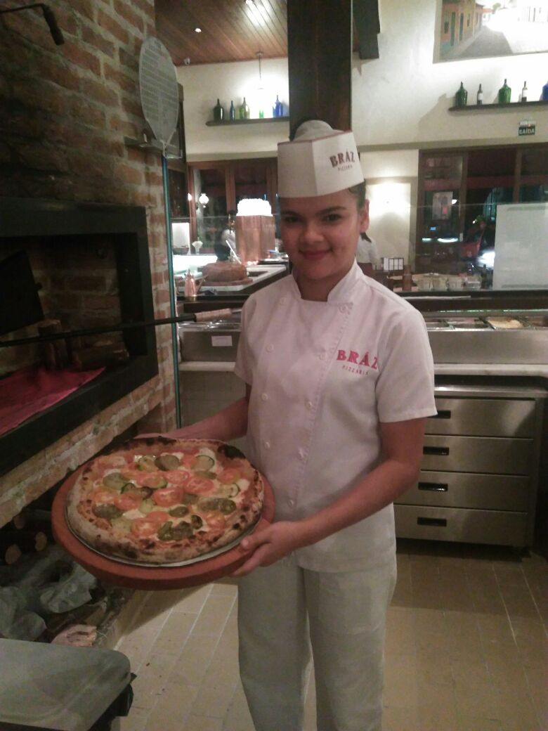 Quem é a jovem de 19 anos que faz as pizzas na Bráz