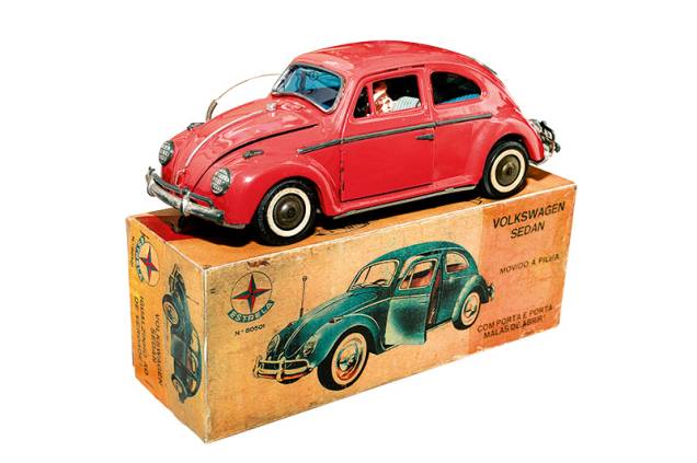 Fusca 1968: a miniatura movida a pilha sai por cerca de 1 000 reais e vem com a caixa original Fusca 1968: a miniatura movida a pilha sai por cerca de 1 000 reais e vem com a caixa original
