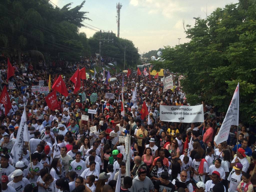 Em manifestação, professores decidem manter a greve