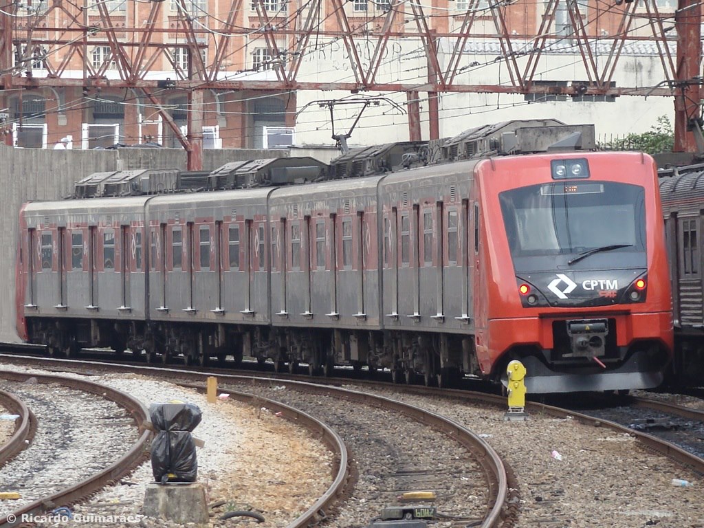 Falha em trem paralisa trecho da Linha 12-Safira da CPTM