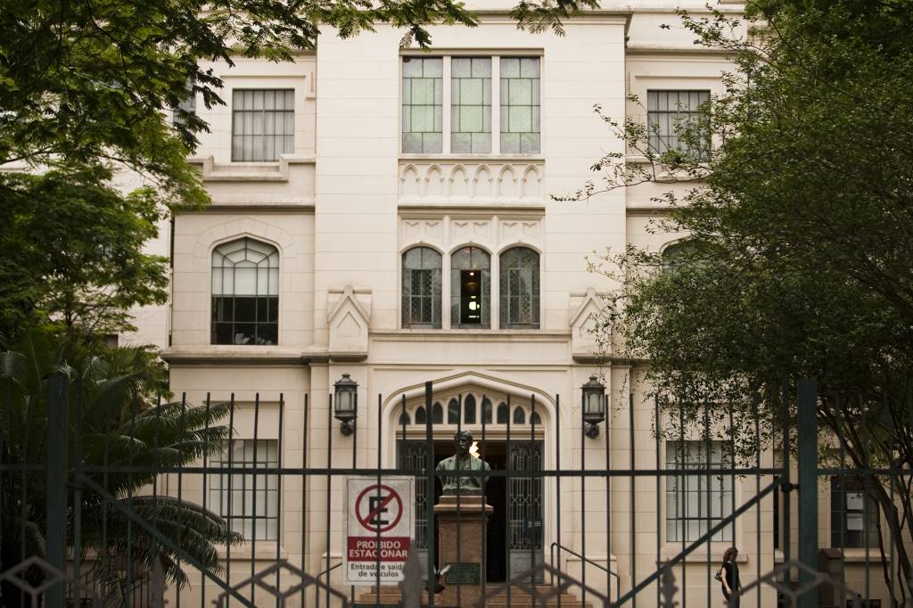 Fachada da Faculdade de Medicina da USP, edifício histórico com grades na frente