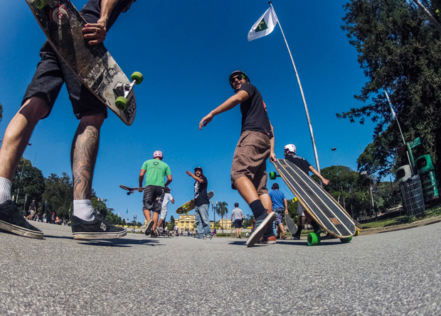 Skatistas sobem a ladeira do Parque da Independência: 15 000 esportistas passam por lá nos finais de semana Skatistas sobem a ladeira do Parque da Independência: 15 000 esportistas passam por lá nos finais de semana