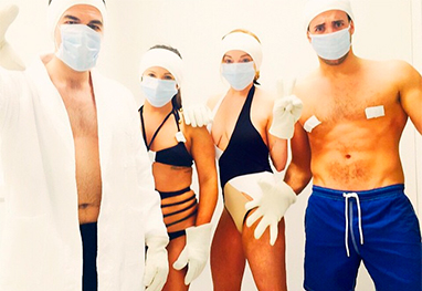 Lindsay Lohan usa Instagram para divulgar foto temática bizarra do feriado Lindsay Lohan usa Instagram para divulgar foto temática bizarra do feriado