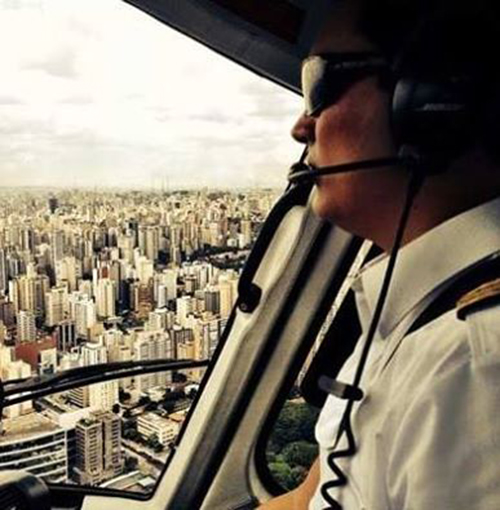 Foto feita pela mulher de Thomaz mostra o rapaz pilotando um helicóptero Foto feita pela mulher de Thomaz mostra o rapaz pilotando um helicóptero