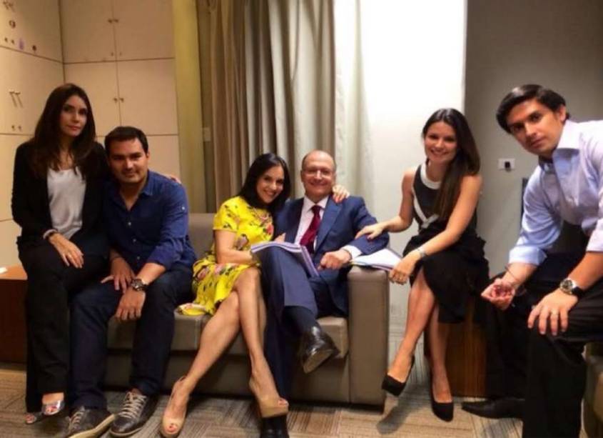 A família, incluindo Thomaz (a esq.), se reúne antes do debate do governador nas últimas eleições A família, incluindo Thomaz (a esq.), se reúne antes do debate do governador nas últimas eleições