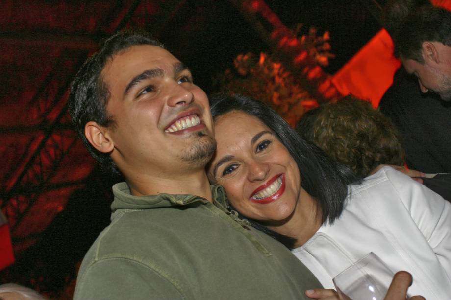 Lu Alckmin ao lado do filho, Thomaz Alckmin, na festa de aniversário de Gabriel Chalita, em São Paulo, SP Lu Alckmin ao lado do filho, Thomaz Alckmin, na festa de aniversário de Gabriel Chalita, em São Paulo, SP