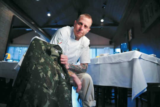 André Mifano, do Vito: dólmã camuflado para revezar com o branco André Mifano, do Vito: dólmã camuflado para revezar com o branco