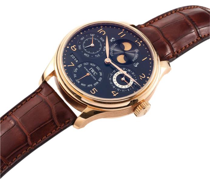 	<strong>IWC Portuguese Perpetual - </strong>Tem visor de cristal de safira e fecho de ouro rosa 18 quilates, além de pulseira de couro. Indica as fases da Lua em ambos os hemisférios e também identifica os anos bissextos. <strong>Lance inicial:</strong> 49 500 reais