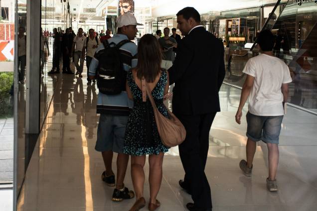 Segurança pede identificação a funcionários no Shopping JK Iguatemi Segurança pede identificação a funcionários no Shopping JK Iguatemi