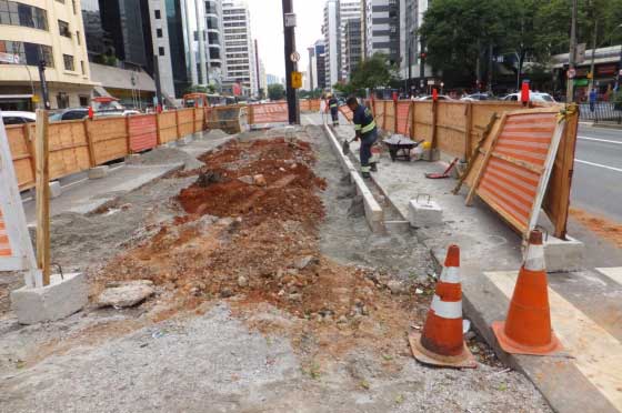 Obra na Avenida Paulista no trecho perto da Avenida Brigadeiro Luis Antonio