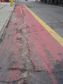 Trecho final da ciclofaixa da Rua dos Pinheiros, perto da Avenida Brigadeiro Faria Lima