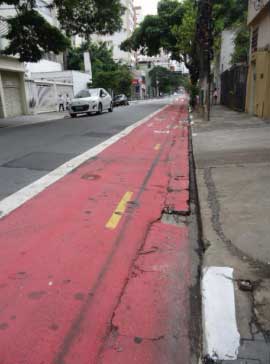 Ciclofaixa da Rua Artur de Azevedo com superfície irregular Ciclofaixa da Rua Artur de Azevedo com superfície irregular
