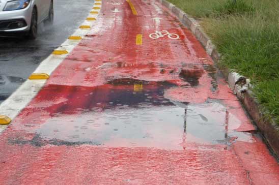 Trecho da ciclofaixa da Avenida Antônio Estevão de Carvalho, perto da estação Patriarca do Metrô, com superfície irregular