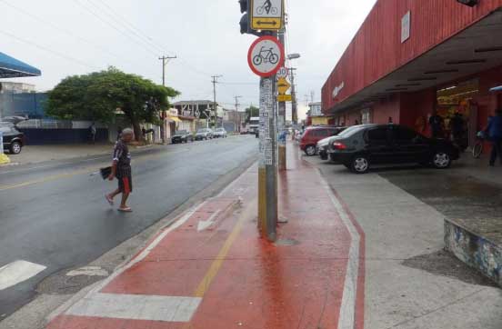 Ciclovia da Avenida Oliveira Freire, perto da Rua Ascenso Fernandes, obstruída por poste e sem espaço para circulação de pedestres