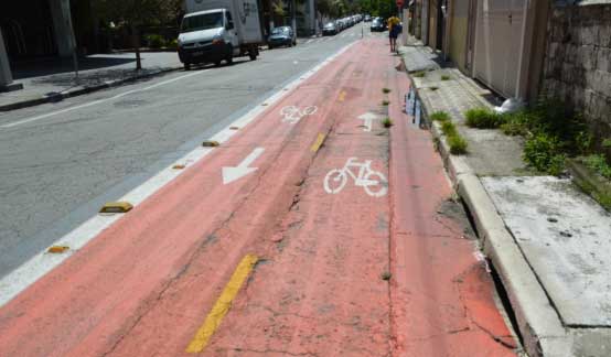 Trecho da ciclofaixa da Rua Fernandes Moreira, perto da Rua José Vicente Carvalho